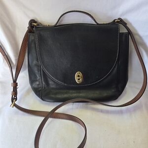 Fossil leather crossbody boasts a back slide pocket, a zipper pocket